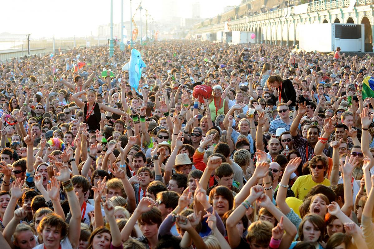 Thousands of fans gather on Madeira Drive