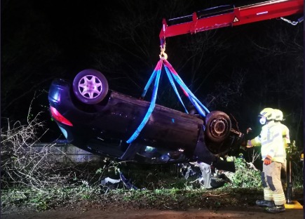 The crash scene in Henfield Road, Steyning. Picture from @sussexroadscop PC Pete May on Twitter