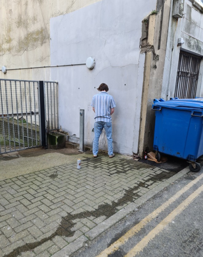Man urinates in South Street