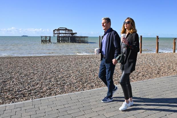 Brighton UK 29th September 2021 -  Sir Keir Starmer the leader of the Labour Party walks along Brighton seafront with his wife Victoria before giving his speech at the Labour Party Conference being held in the Brighton Centre  : Credit Simon Dack / Alamy