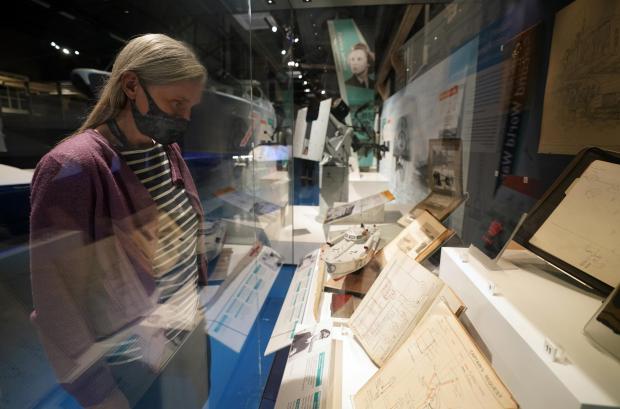 The Argus : Victoria Ingles, conservatrice principale au National Museum of the Royal Navy, regardant une exposition pendant l'exposition The Night Hunters : The Royal Navy's Coastal Forces at War 