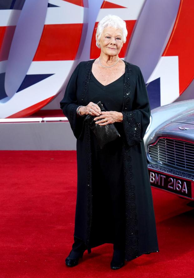 L'Argus : Dame Judi Dench assistant à la première mondiale de No Time To Die, au Royal Albert Hall de Londres.  Crédit : PA