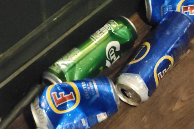 آرگوس: قوطی های آبجو روی زمین در یک میخانه پراکنده شده است