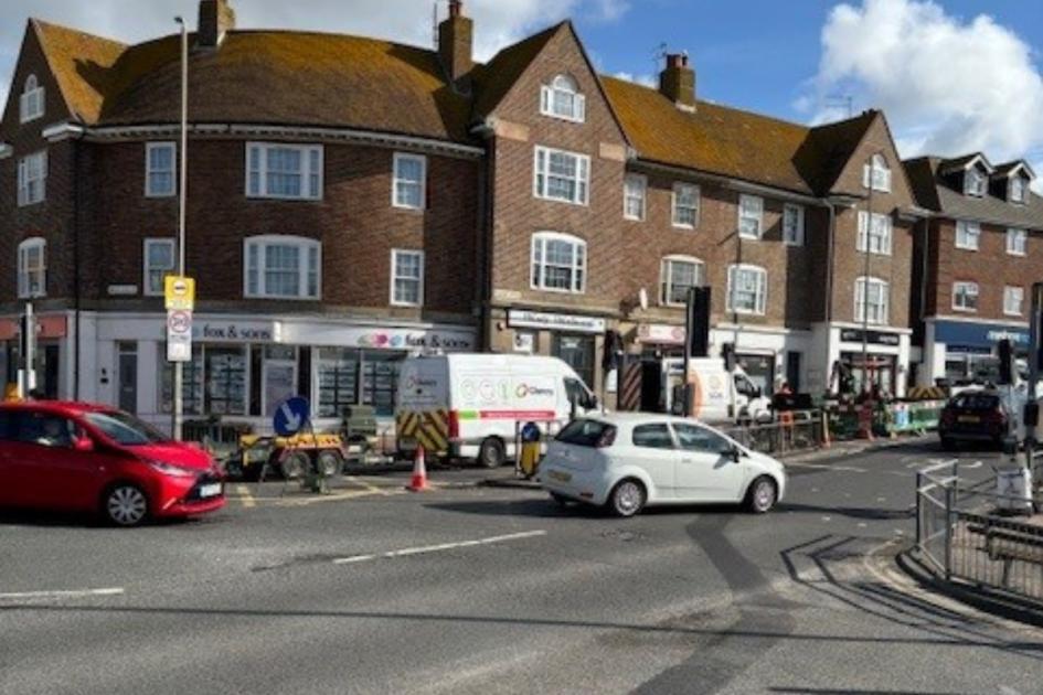 Rottingdean councillor directs traffic after 'lights stop working' 