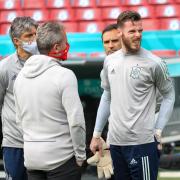 David De Gea in discomfort and surrounded by medical staff as Spain train at Parken