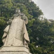 A statue of Queen Victoria in Brighton has lost its arm - the cause of the damage is unknown