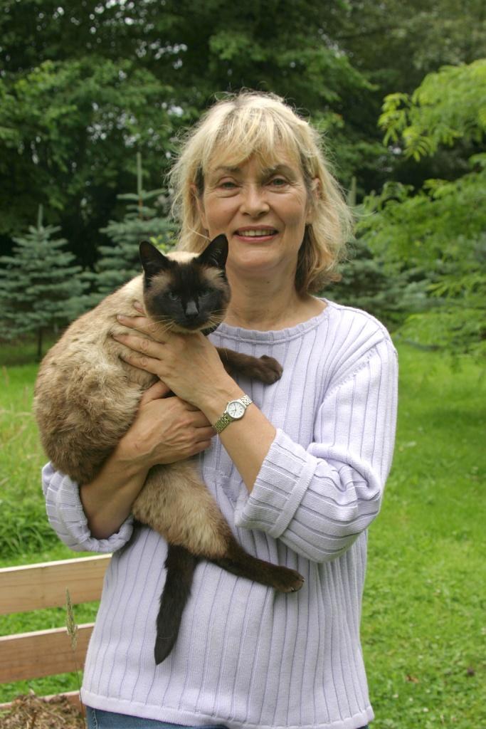 Actress gave up Hollywood life to care for animals in Pulborough | The Argus