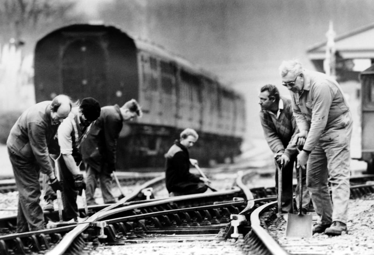 Volunteers on the Bluebell Railway Line 1991. (LB-1173)