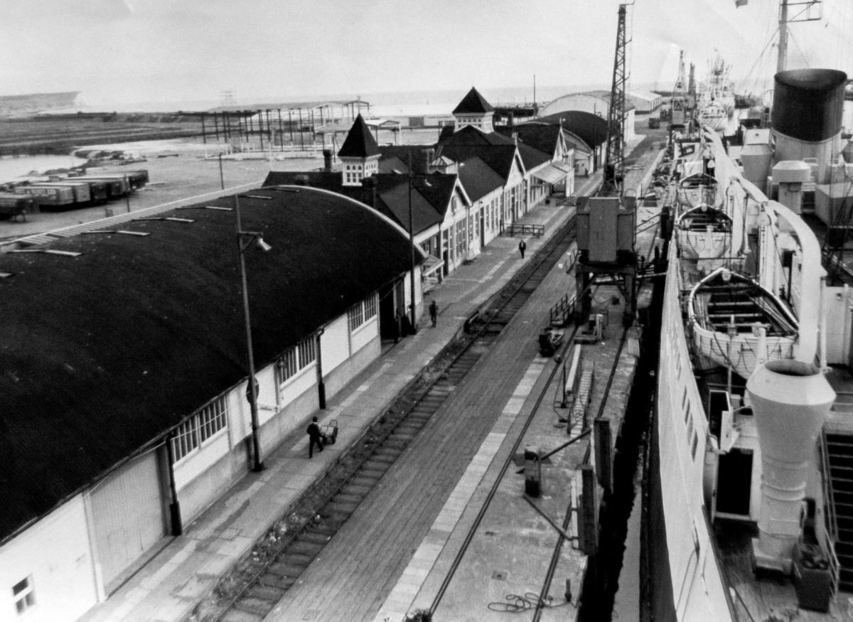 Newhaven Harbour Railway Station 1970s. (LB-1433)